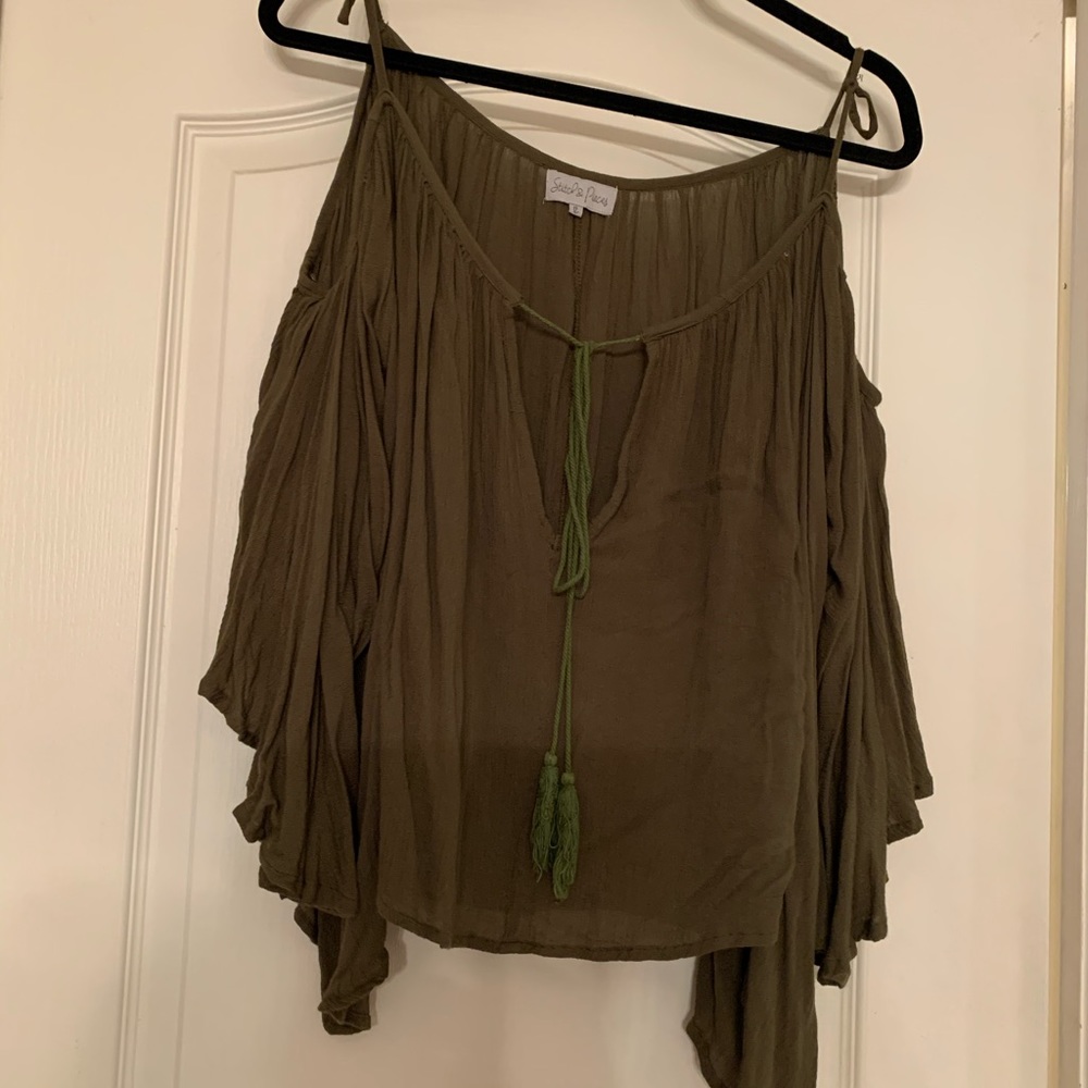 COMFORTABLE FLOWING TOP /
